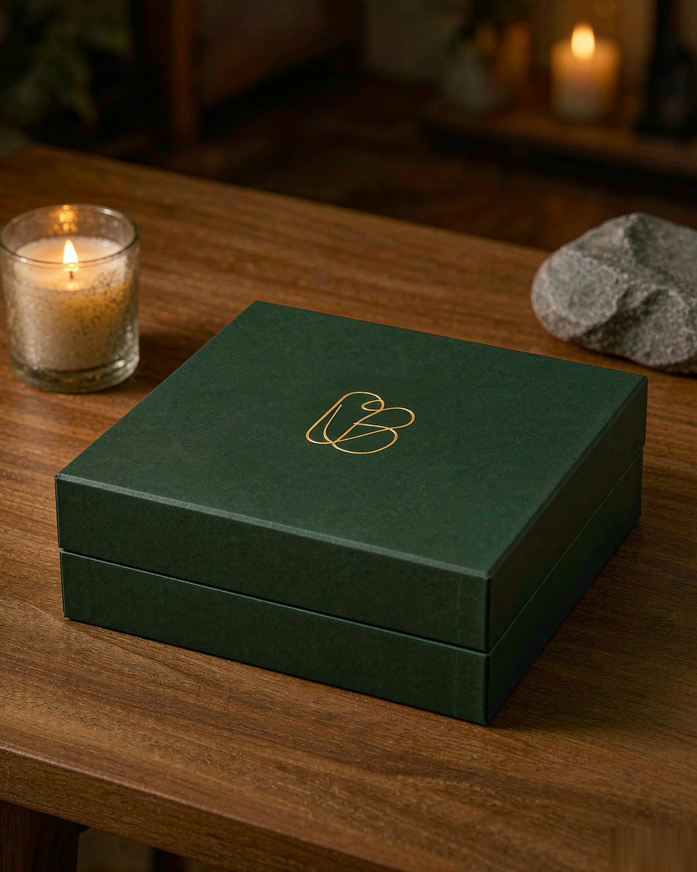 Magnetic closure gift boxes